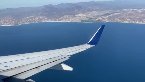 在墨西哥湾上空飞行 将加利福尼亚湾与墨西哥南部的太平洋分开 飞往圣卢克角国际机场的商业飞机 飞机E — 图库视频影像