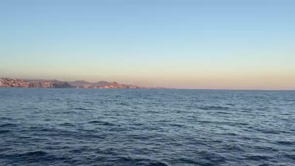 驶向加利福尼亚湾陆地的船只 在科尔特斯海太平洋的圣卢克角 在墨西哥的南下加利福尼亚 概念船 — 图库视频影像