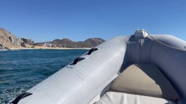 Cortes Denizi 'nin, Baja California Sur, Meksika' da Pasifik Okyanusu 'yla buluştuğu Kaliforniya Körfezi' nin sularında yüzen küçük bir tekne. Kavram teknesi.