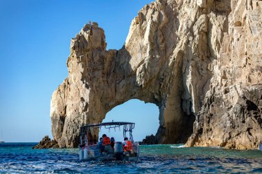 Cabo San Lucas, Meksika, 6 Eylül 2023: Pasifik Okyanusu 'nu Cortez Denizi' nden ayıran Cabo San Lucas 'ın ünlü kemerini ziyaret eden turist gemisi.