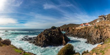 Meksika 'nın Baja California, Meksika' daki Ensenada kasabasının halka açık gösterisi olan bufadora 'nın olduğu uçurumun panoramik manzarası..