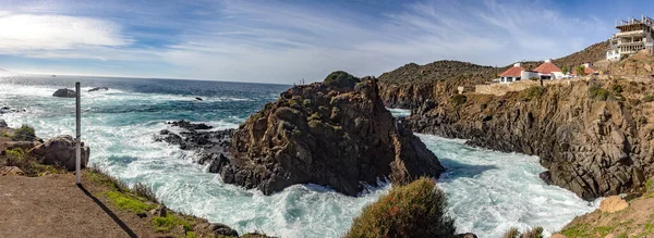 Meksika 'nın Baja California, Meksika' daki Ensenada kasabasının gösteri ve halka açık manzarası olan bufadora 'nın olduğu uçurumun güzel ve büyük panoramik manzarası..