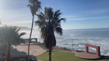 Baja California, Meksika 'daki küçük bir balıkçı kasabası olan Puerto Nuevo' da Pasifik Okyanusu üzerinde güzel bir gün doğumu. Burası turistler tarafından güzelliği ve ünlü ıstakozu için ziyaret ediliyor..