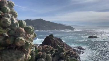 Meksika 'nın Baja California eyaletindeki Ensenada' da bir deniz gayzeri olan La Bufadora 'nın güzel panoramik resmi çok turistik bir yerdir ve insanlar tarafından ziyaret edilir..