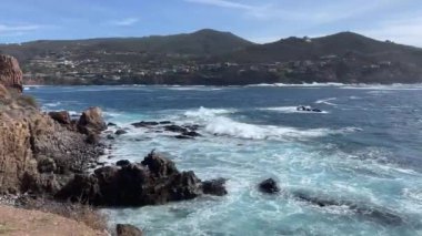 La Bufadora 'nın deniz gayzerinin harika panoramik manzarası, Meksika' ya gezmeye giden insanlar tarafından çok ziyaret edilen bir turistik ilgi odağı..