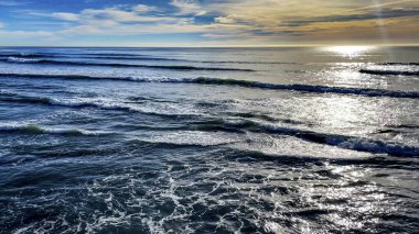 Pasifik Okyanusu 'nun derin denizini ısıtan güneş ışınları bulutların ve güneş ışınlarının altında devasa bir mavi denizdir..