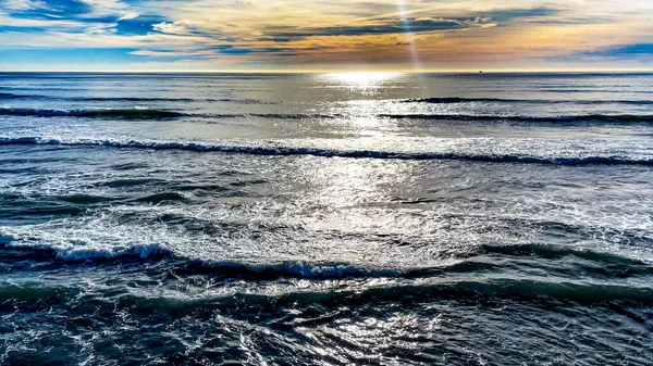 Promienie Słońca Ogrzewają Głębokie Morze Oceanu Spokojnego Które Jest Ogromnym — Zdjęcie stockowe