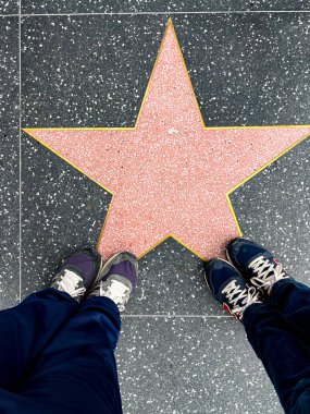 Los Angeles Şöhret Yürüyüşü 'nde bir yıldıza iki adım. Burası Oscar gününde turistlerin ve film yıldızlarının ziyaret ettiği bir yer..