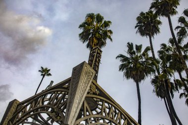 Hollywood 'daki Şöhret Yolu' nun metal yapısı, Kaliforniya eyaletindeki Los Angeles şehrinde, Amerika Birleşik Devletleri 'nde, yıldızların yerde olduğu yerde..