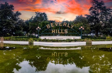 Kuzey Amerika 'nın Los Angeles şehrindeki Beverly Hills tabelası, birçok film ve dizi için son derece ziyaret edilen bir yerdir..