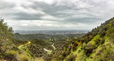 Griffith Park 'taki Hollywood Dağı' nın güzel panoramik manzarası. Ünlü Hollywood tabelası güzel bir gökyüzünün altında. Kaliforniya eyaletinin Los Angeles şehrinde..