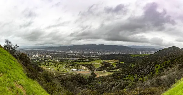 Amerika Birleşik Devletleri 'nin Kaliforniya eyaletindeki Los Angeles şehrindeki Griffith Park' ın Hollywood Dağı 'ndan panoramik manzara.