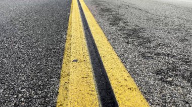 Amerika Birleşik Devletleri 'ndeki bir şehirde hangi araçların seyahat ettiğini ayıran bir yol ayrımı..