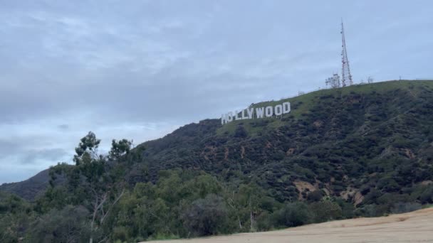 ロサンゼルスの有名で観光的な都市でハリウッドサイン カリフォルニアのこの の都市はアメリカ合衆国に属し 世界で非常によく知られています — ストック動画