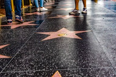 Los Angeles, Kaliforniya, ABD; 15 Ocak 2023: Los Angeles Şöhret Yolu 'ndaki yıldızlar, Oscar Günü' nde turistlerin ve film yıldızlarının ziyaret ettiği bir yer..