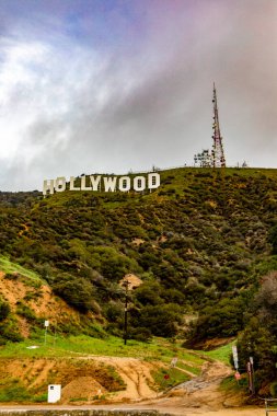 Los Angeles Birleşik Devletleri; 15 Ocak 2023: Amerika Birleşik Devletleri 'nde Kaliforniya eyaletinde Los Angeles dağının tepesindeki Hollywood tabelasının güzel dikey fotoğrafı.