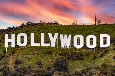 Los Angeles Birleşik Devletleri; 15 Ocak 2023: Hollywood tabelası, Amerika 'nın Los Angeles şehrinde, güneşin doğuşu ve batışında, güzel turuncu ve kırmızımsı bir gökyüzünün altında,.