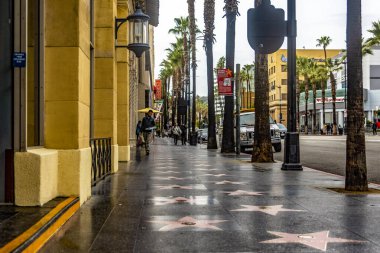 Los Angeles, Kaliforniya, ABD; 15 Ocak 2023: Ünlü Los Angeles Şöhret Yolu, asfalt üzerinde film yıldızlarının yıldızları, çok turistik ve ünlü bir yerdir..