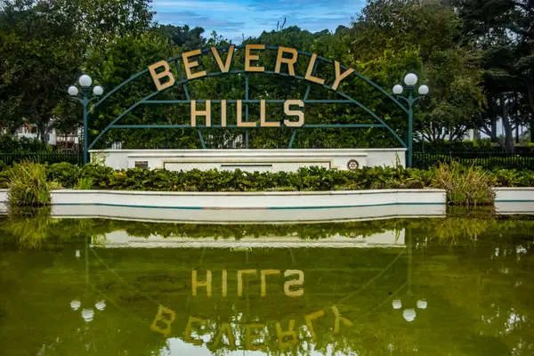 Kaliforniya eyaletindeki Kuzey Amerika şehri Los Angeles 'taki ünlü Beverly Hills tabelası birçok film ve televizyon dizisi için son derece ziyaret edilen bir yerdir..