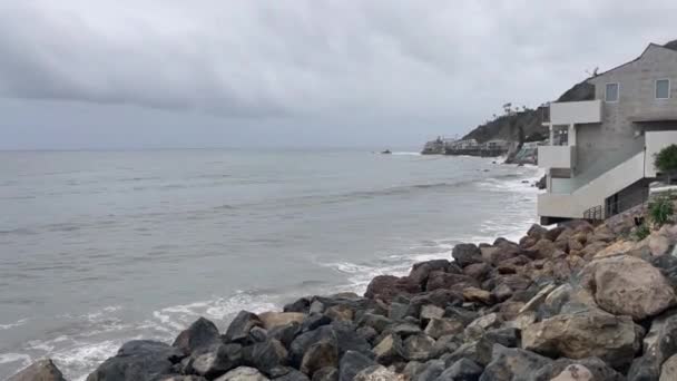 Γκρεμός Θέα Τον Ειρηνικό Ωκεανό Στην Όμορφη Καλιφόρνια Πόλη Του — Αρχείο Βίντεο