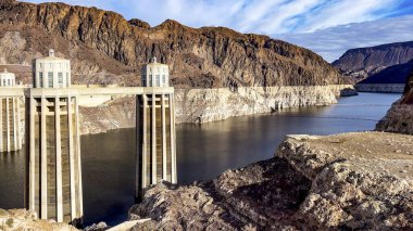 Hoover Barajı 'nın büyük türbinleri Colorado Nehri' nde, Amerika Birleşik Devletleri 'nde Arizona ve Nevada eyaletlerinin sınırında..