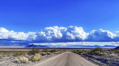 Kaliforniya ve Nevada eyaletlerindeki Mojave Çölü 'nü geçen ve Los Angeles' ı Amerika Birleşik Devletleri 'ndeki Las Vegas' a bağlayan otoban..