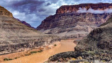 Colorado Kanyonu, Amerika Birleşik Devletleri 'nin Arizona ve Nevada eyaletlerinin sınırında yer alan nehrin batı kapısındadır..