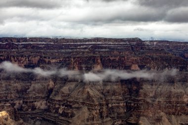 Colorado Büyük Kanyonu 'nun batı kesiminde bulutlu bir gün, ABD' de Arizona ve Nevada eyaletleri arasındaki sınır..