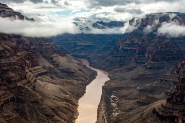 Colorado Büyük Kanyonu 'nun batısındaki nehrin akışından sonra burası ABD' de Arizona ve Nevada eyaletleri arasındaki sınırdır..