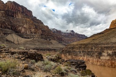 Büyük Kanyon Ulusal Parkı 'nın batı kapısındaki Grand Colorado Nehri, ABD' de Arizona ve Nevada eyaletleri arasındaki sınır, dünyaca ünlü bir nehir ve kanyondur..