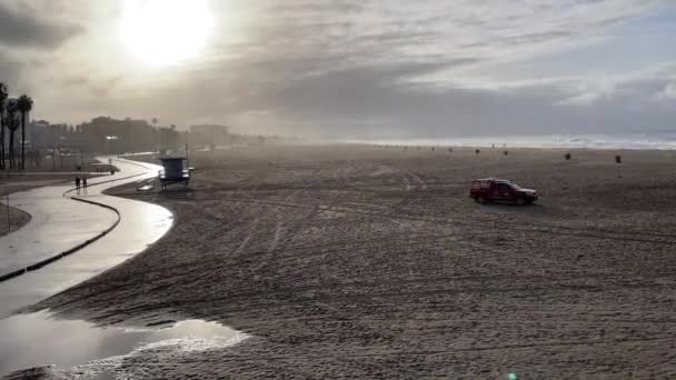 Den Berömda Santa Monica Stranden Med Badvakter Skydda Denna Strand — Stockvideo