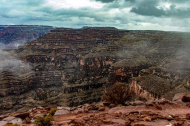 Colorado Büyük Kanyon Ulusal Parkı 'ndaki meşhur Guano bakış açısı. Batı bölgesindeki nehir ve kanyon manzarası ayrıcalıklı..