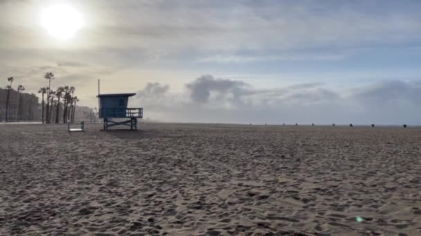 Rettungsschwimmerhütten Bei Sonnenaufgang Berühmten Und Schönen Santa Monica Beach Kalifornien — Stockvideo