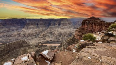 Guano maden ocağı, Colorado Grand Canyon Ulusal Parkı 'nın batı bakış açısından gün batımında, Amerika Birleşik Devletleri Arizona eyaletinde, kırmızı bir gökyüzünün altında,.