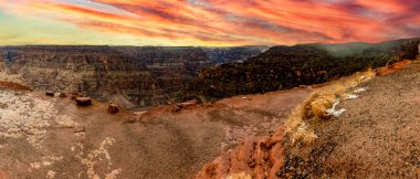 Büyük Kanyon Ulusal Parkı 'nın batı kapısındaki Hualapai Kızılderili Bölgesi' nin manzarası. Kuzey Amerika 'nın Arizona eyaletindeki kızıl gökyüzünün altında..