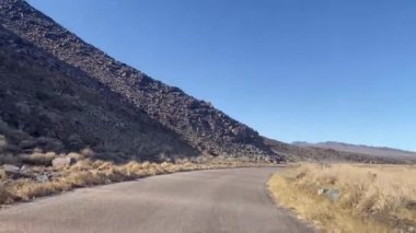 Nevada 'daki Las Vegas' a giden ünlü Mojave Çölü 'nü geçen sonsuz bir otoyolda ilerliyoruz..