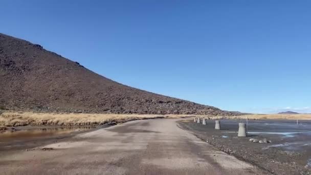 Ехать Шоссе Через Пустыню Мохаве Направляясь Лас Вегасу Неваде Голубым — стоковое видео