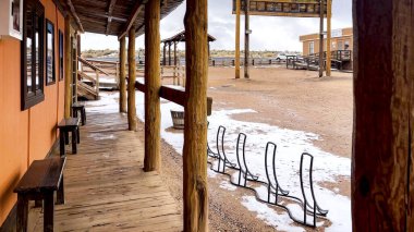 Eski batı hayalet kasabası Büyük Kanyon Colorado 'nun tahta kaldırımlarında yürüyorum. Karlı ve soğuk bir günde Hualapai Kızılderili Bölgesi' nin bulunduğu yerlerde..