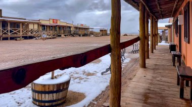 Eski batı kasabası Hualapai Kızılderili Bölgesi Colorado 'nun batı kanyonunda Arizona ve Nevada eyaletlerinin sınırında, ABD' de karlı bir gün..