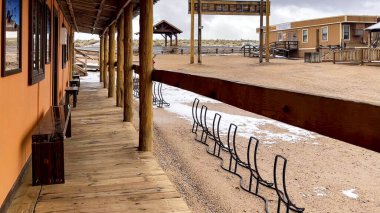 Colorado 'nun Büyük Kanyonu' ndaki eski batı hayalet kasabasının tahta kaldırımlarında yürüyorum. Hualapai Kızılderili Bölgesi 'nin bulunduğu yerler..