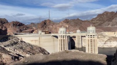 Hoover Barajı 'nın türbinleri, Colorado Nehri' nin rotasında, Amerika Birleşik Devletleri 'nde Arizona ve Nevada eyaletlerinin sınırında açık mavi gökyüzünün altında.