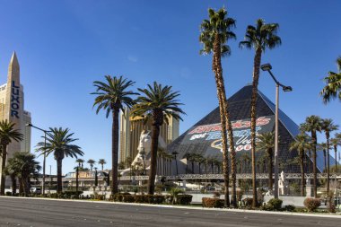 Las Vegas, ABD; 18 Ocak 2023: Las Vegas Strip 'teki Luxor Otel ve Kumarhanesi' nin fotoğrafı, Mısır kültüründen esinlenilmiş, piramitleri, sfenksleri ve dikilitaşları ile.