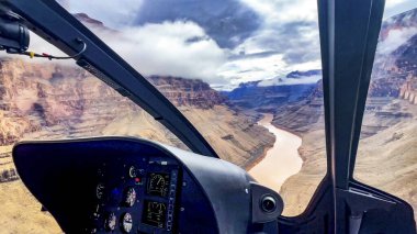 Büyük Kanyon ve Colorado Nehri üzerinde uçan bir helikopterin fotoğrafı. Kuzey Amerika harikasının batı bölgesinde. Arizona ve Nevada sınırında..