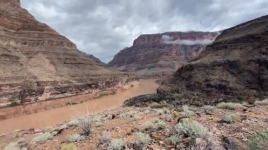 Colorado Kanyonu, Amerika Birleşik Devletleri 'nin Arizona ve Nevada eyaletlerinin sınırında yer alan nehrin batı kapısındadır..