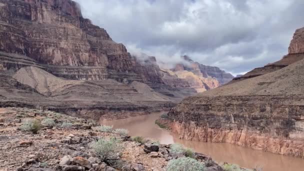 科罗拉多河大峡谷西门科罗拉多河大峡谷中著名的西门 穿过美国亚利桑那州和内华达州边界的大峡谷穿过这条著名的河流 — 图库视频影像