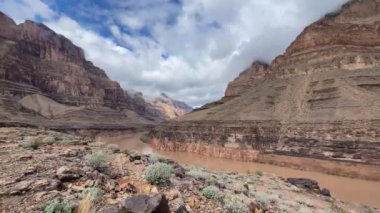 Amerika Birleşik Devletleri 'nin Arizona ve Nevada eyaletlerinin sınırında bulunan nehrin batı kapısındaki ünlü ve büyük Colorado Kanyonu..