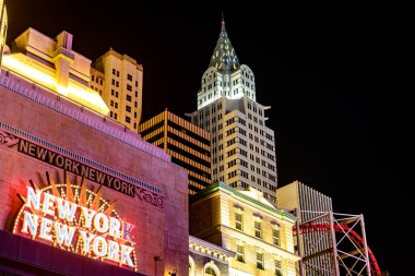 Las Vegas, ABD; 18 Ocak 2023: New York New York Kumarhanesi gibi binaları ve Özgürlük Heykeli gibi ünlü otelleri ile Las Vegas Bulvarı.