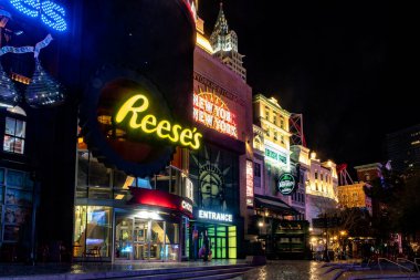 Las Vegas, ABD; 18 Ocak 2023: Las Vegas Bulvarı, Nevada 'daki Sin City' deki oteller, işletmeler, kumarhaneler ve barlarla dolu..