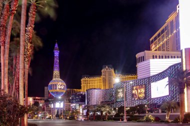 Las Vegas, ABD; 18 Ocak 2023: Ünlü sıcak hava balonu ve Fransa 'nın Eyfel Kulesi ile Paris Las Vegas Otel ve Kumarhanesinin fotoğrafı.