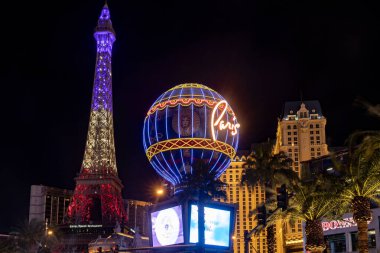 Las Vegas, ABD; 18 Ocak 2023: Ünlü sıcak hava balonu ve Fransa Eyfel Kulesi ile Paris Las Vegas Otel ve Kumarhanesi 'nin fotoğrafı..
